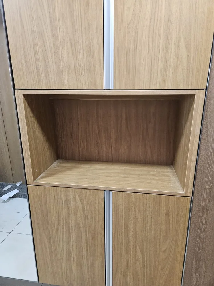 하남 신발장 맞춤 우드 톤 열린 칸 근접 사진